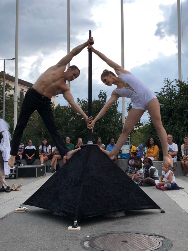 « Les drapeaux humains » étonnent par leur poésie