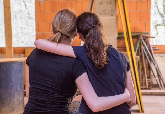 Comment les médias influencent le taux de suicide chez les jeunes Comment les médias influencent le taux de suicide chez les jeunes