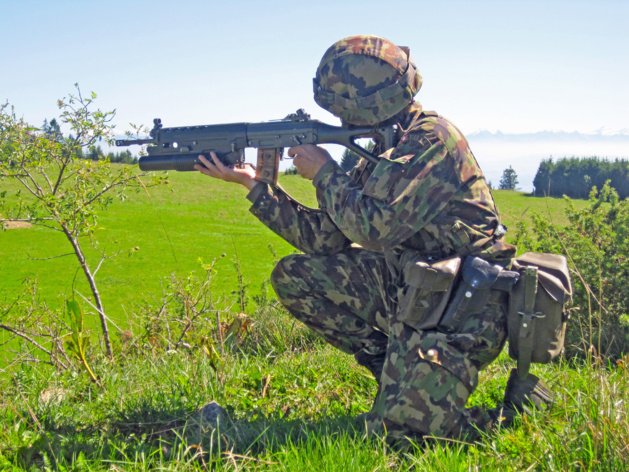 Armée suisse: le recrutement obligatoire des femmes pourrait-il résoudre le problème d'effectifs?