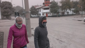 Des Genevois non loin du lieu d'éruption du volcan Des Genevois non loin du lieu d'éruption du volcan