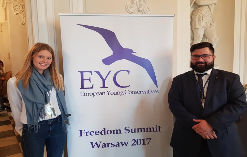 Virna Conti présidente des Jeunes UDC avec l'ancien président Alexandre Mounla au Sommet des jeunes conservateurs 2017 à Varsovie