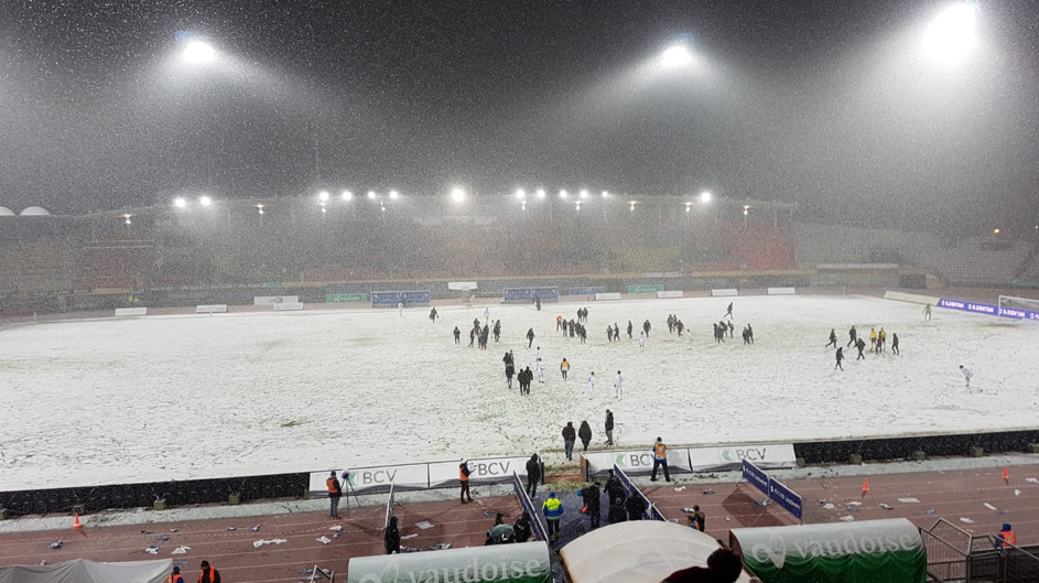 La pelouse de la Pontaise recouverte de blanc à l’issue du match Lausanne-Servette (0-2)