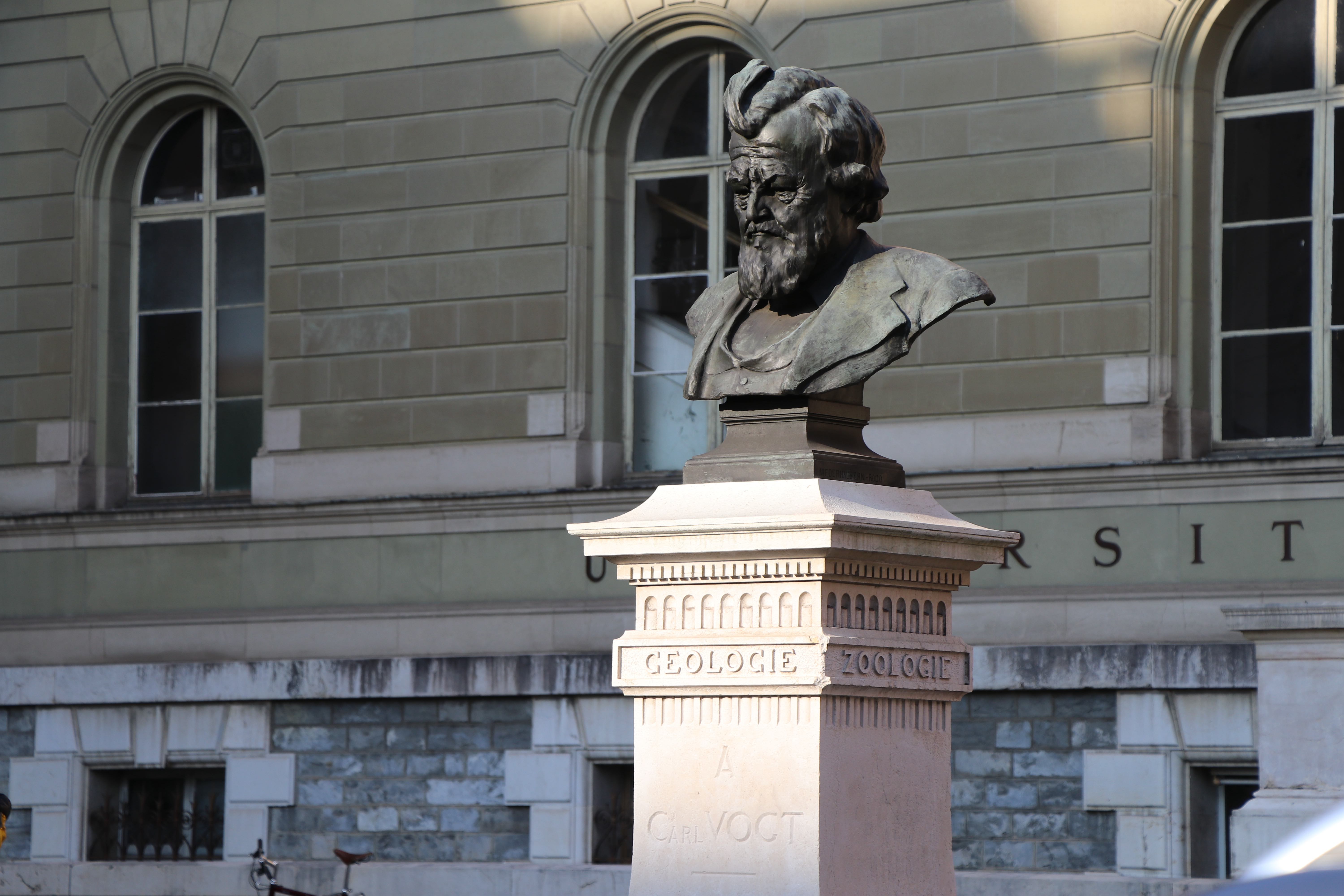 La statue de Carl Vogt, près de l'Université (Photo Karatsouba)