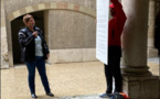 Les vendeurs et vendeuses manifestent contre l’élargissement des horaires de fermeture
